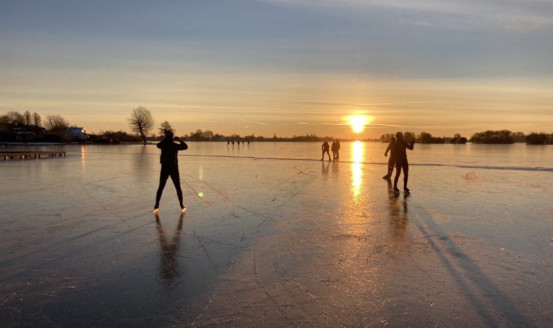 Ice skating in wintertime (L)