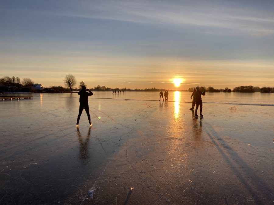 Ice skating in wintertime (L)